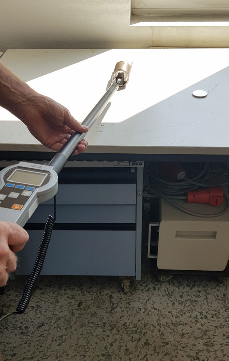 Coating thickness probe PF-30, self-aligning, mounted on the telescopic rod